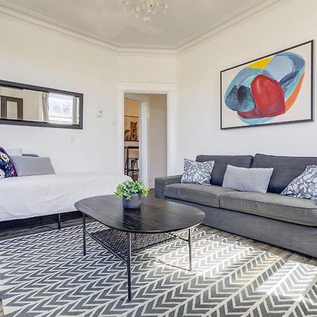 Chez Mont Royal Apartments! Монреал Екстериор снимка
