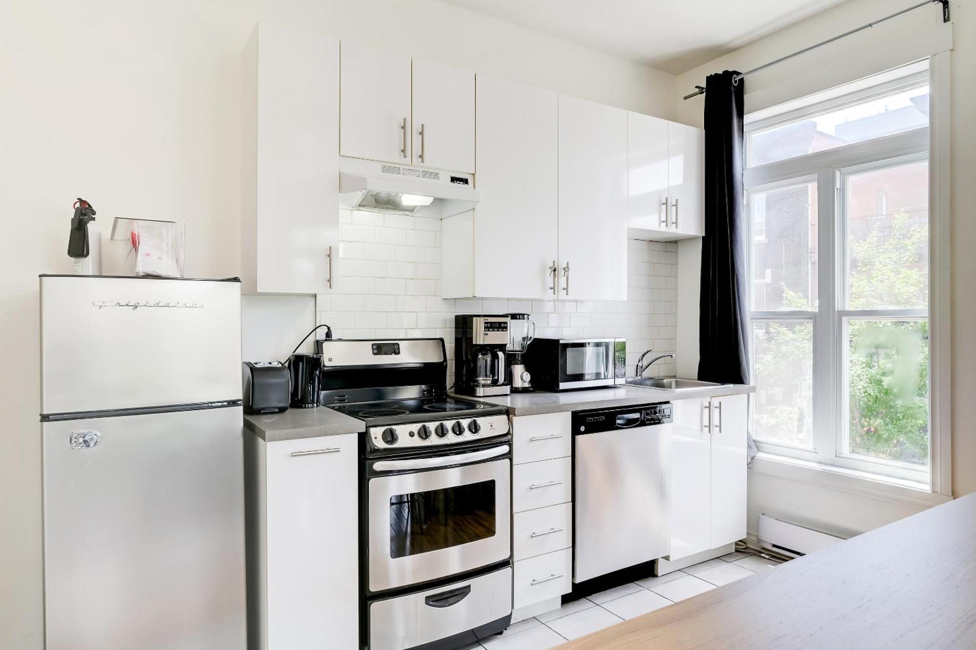 Chez Mont Royal Apartments! Монреал Екстериор снимка