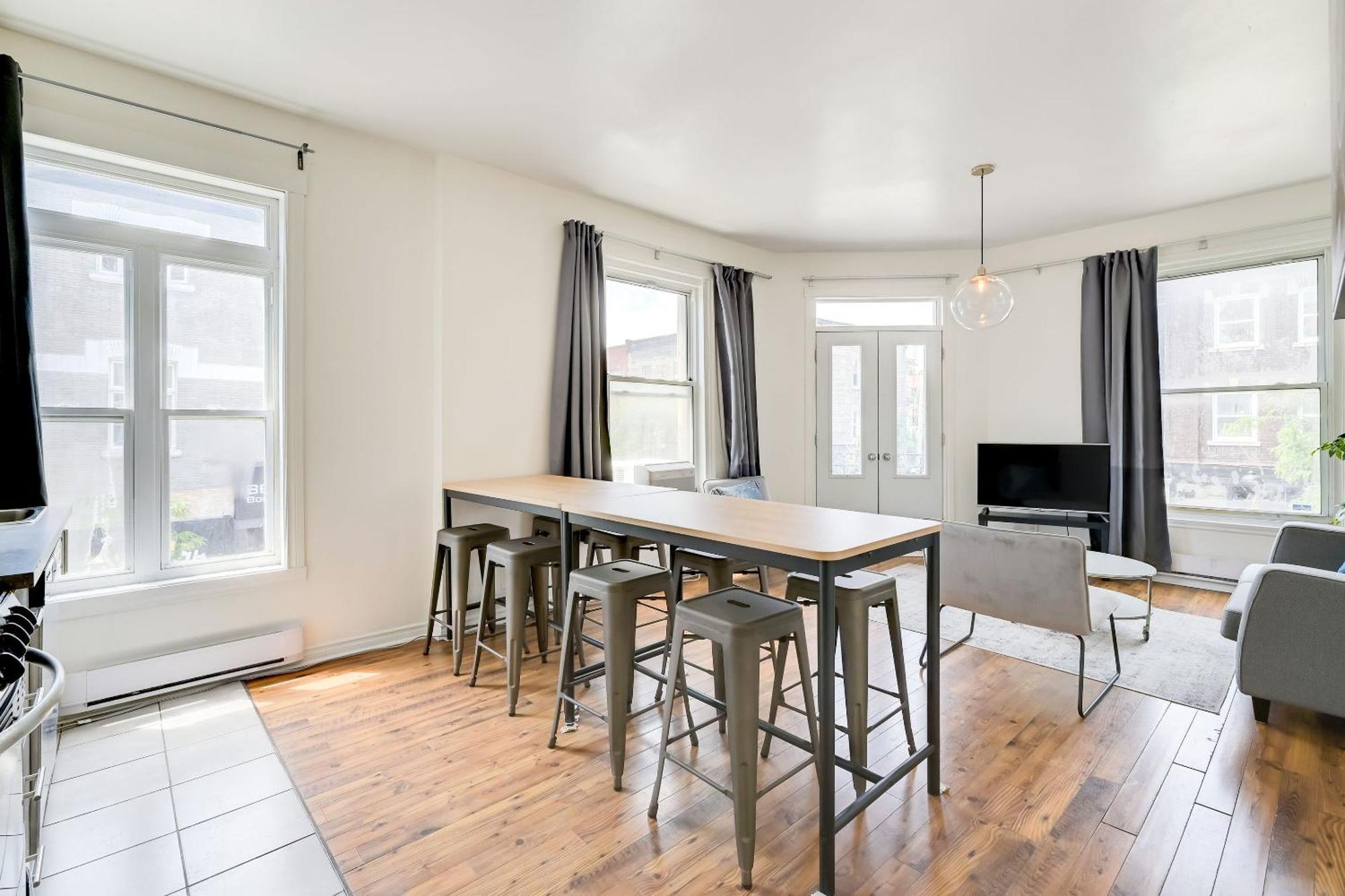 Chez Mont Royal Apartments! Монреал Екстериор снимка