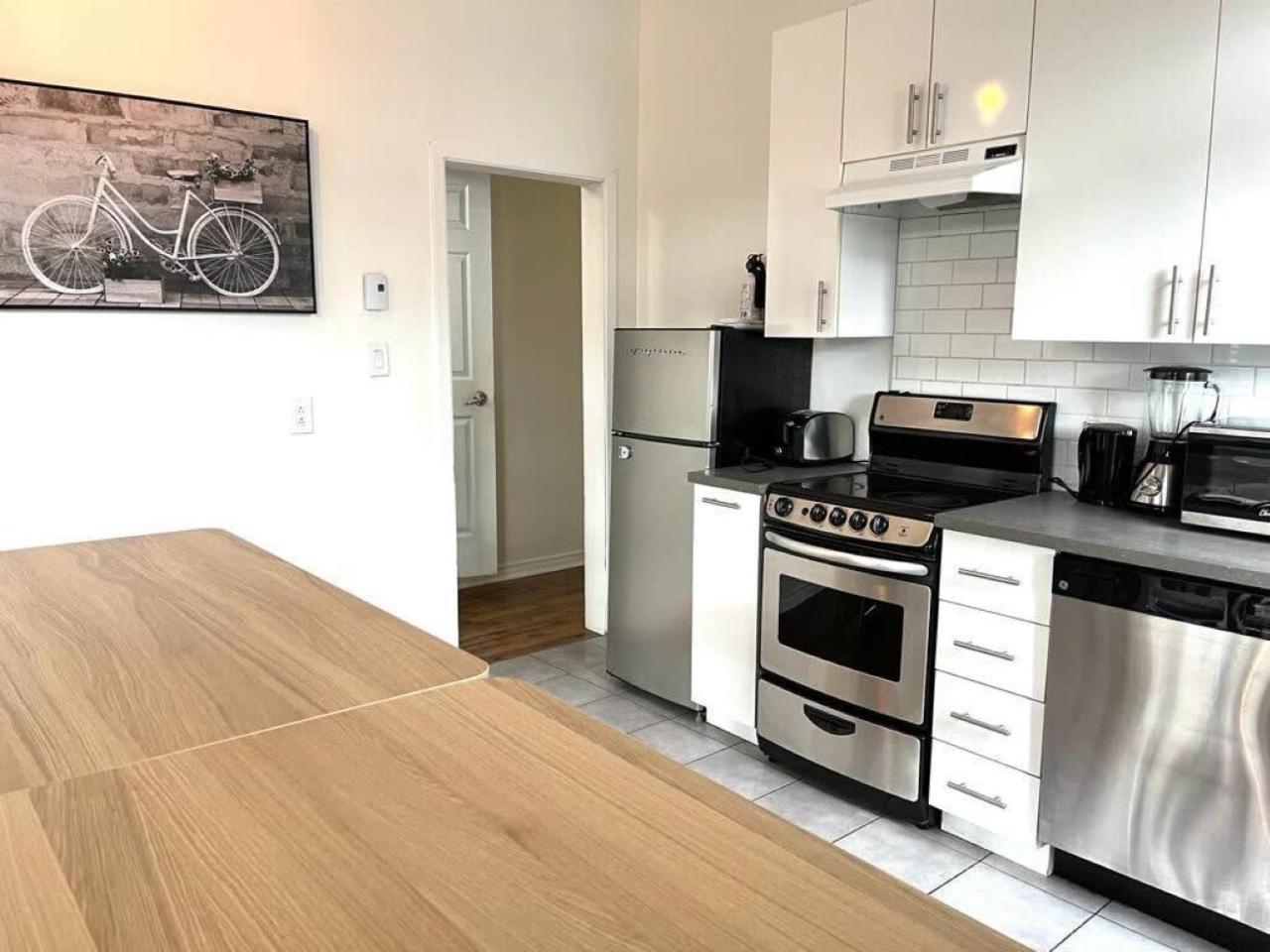 Chez Mont Royal Apartments! Монреал Екстериор снимка