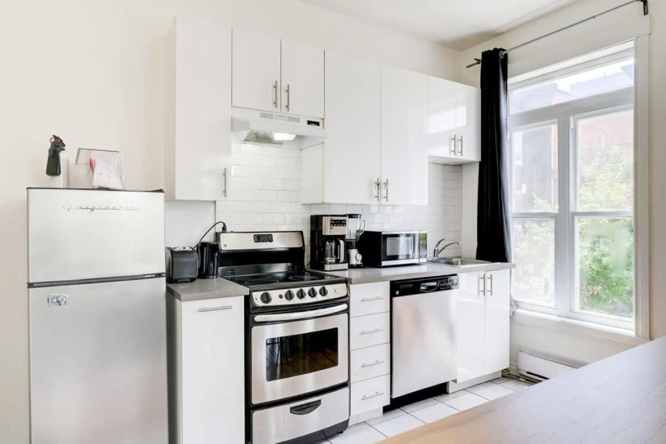 Chez Mont Royal Apartments! Монреал Екстериор снимка