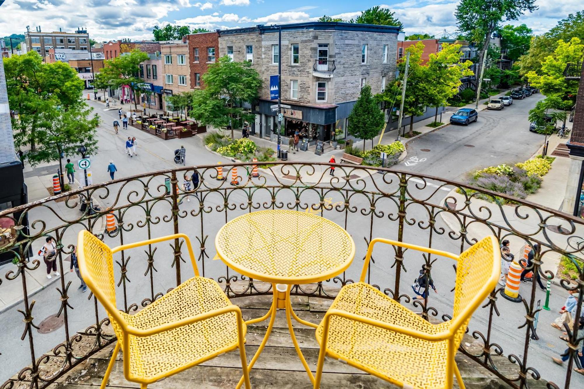 Chez Mont Royal Apartments! Монреал Екстериор снимка
