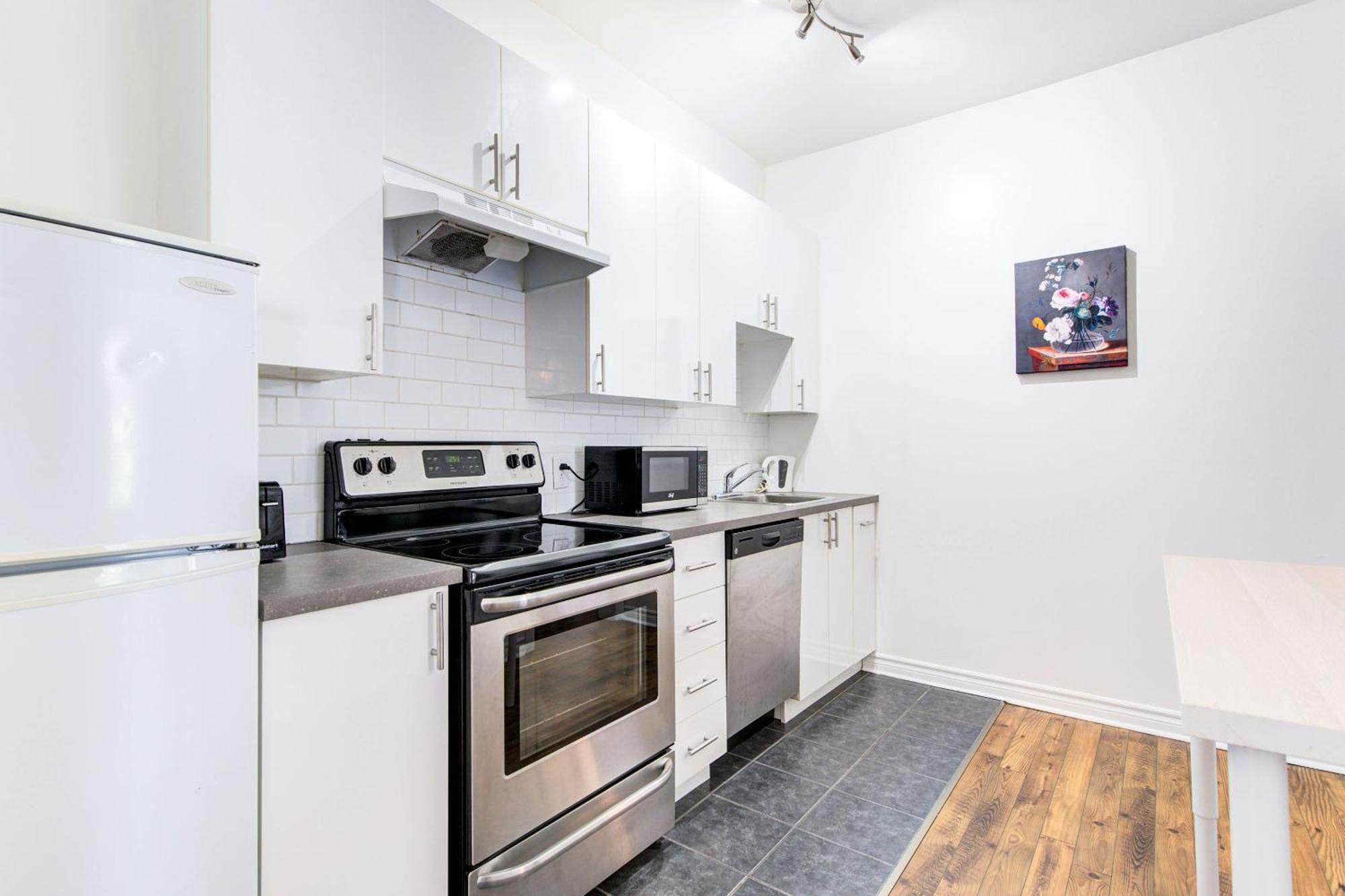 Chez Mont Royal Apartments! Монреал Екстериор снимка