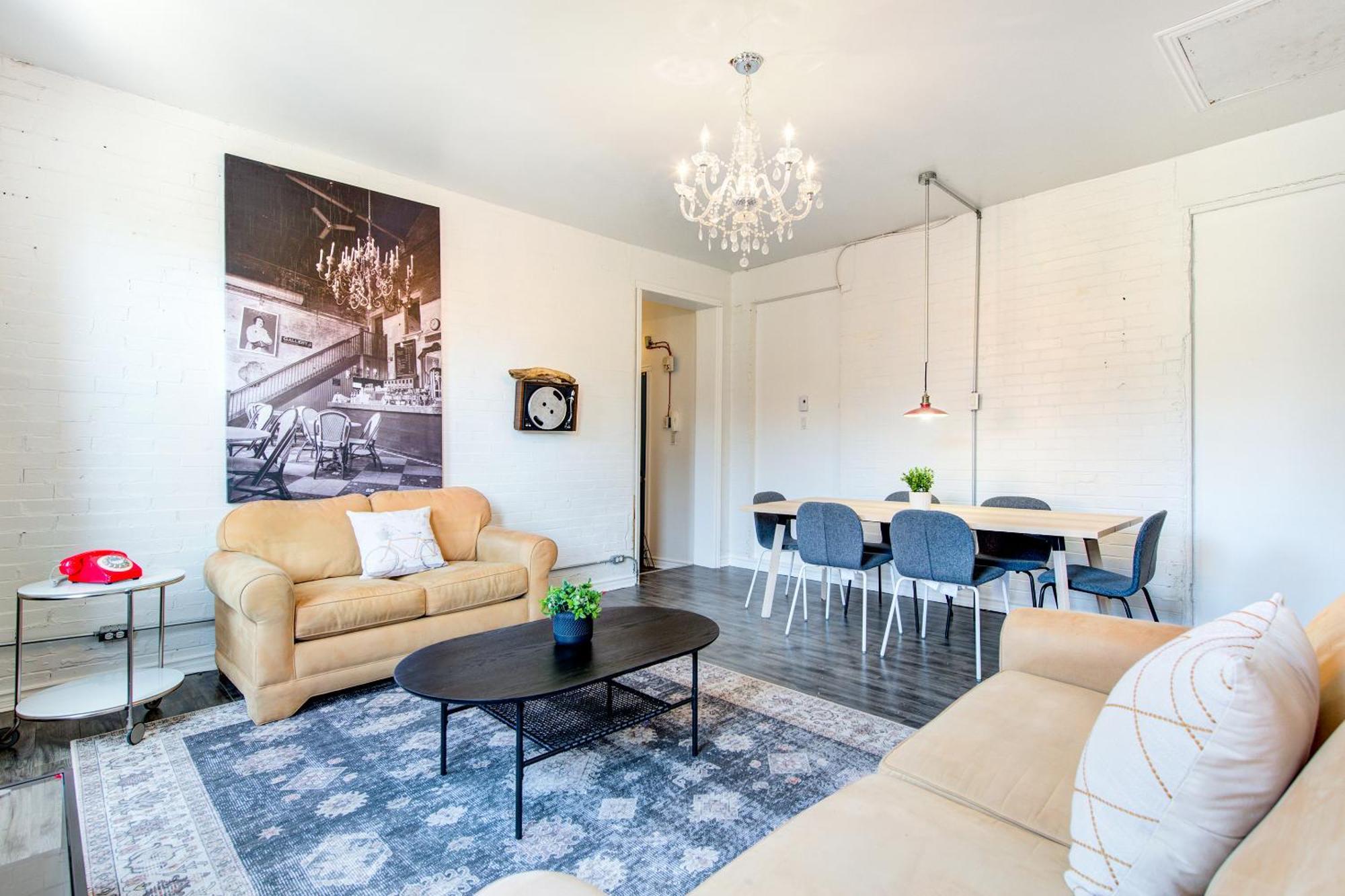 Chez Mont Royal Apartments! Монреал Екстериор снимка