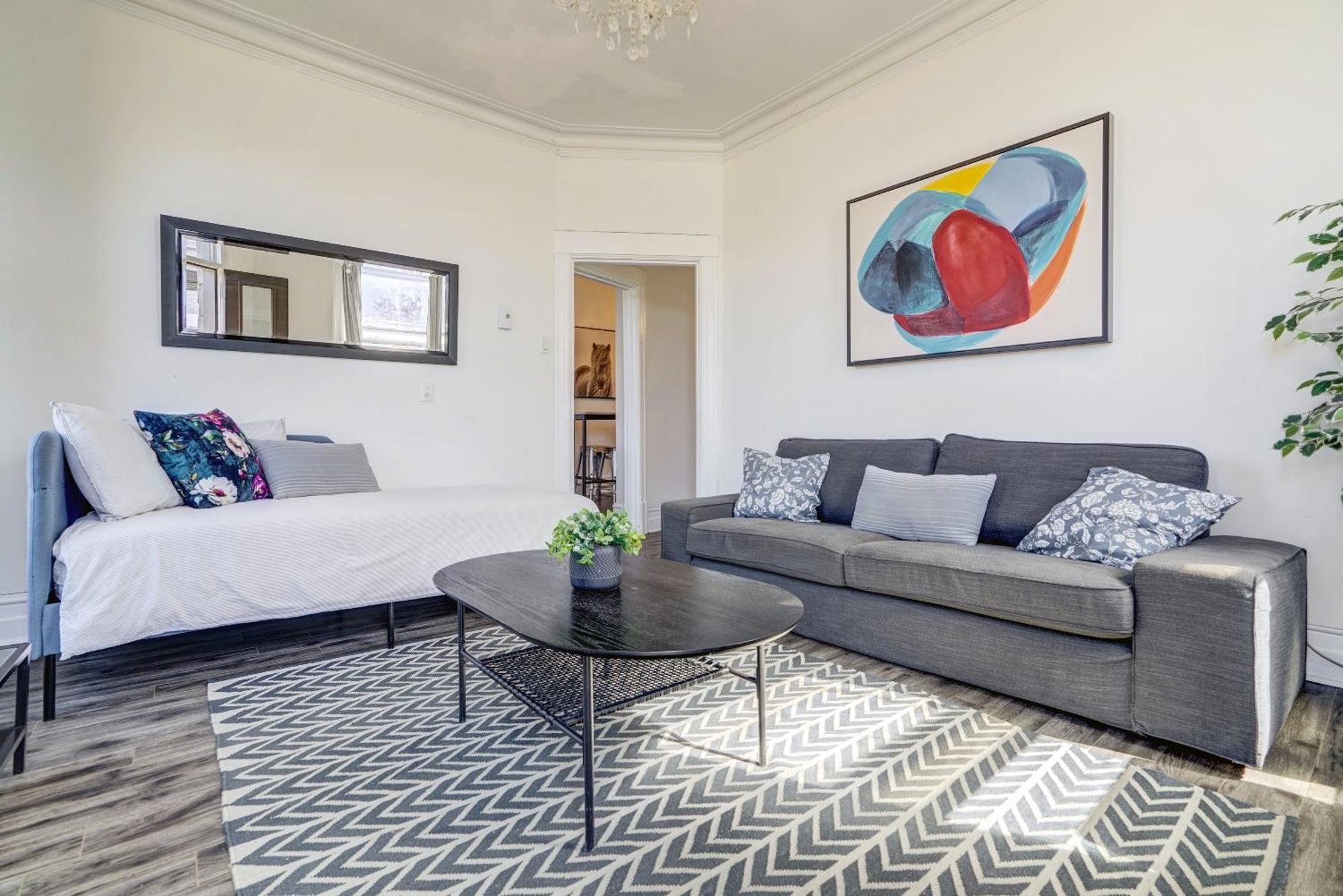 Chez Mont Royal Apartments! Монреал Екстериор снимка