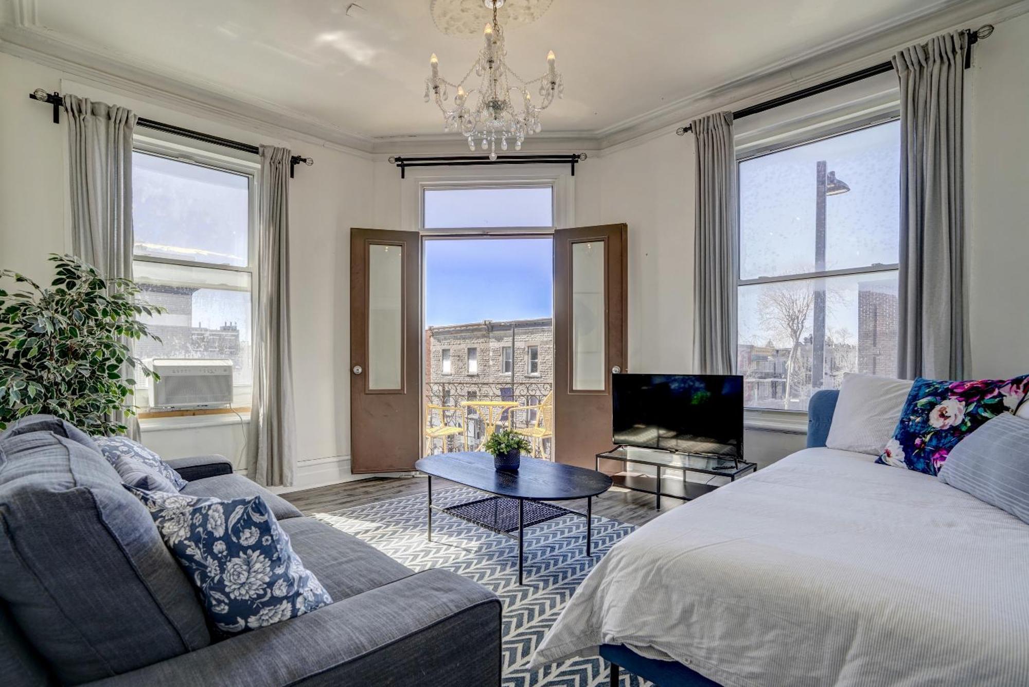 Chez Mont Royal Apartments! Монреал Екстериор снимка
