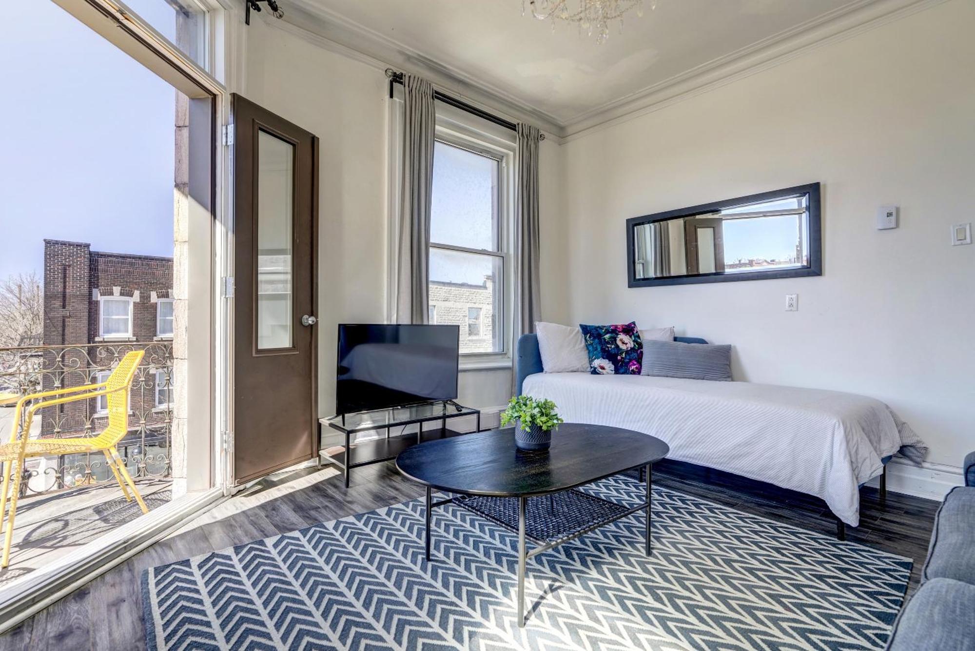 Chez Mont Royal Apartments! Монреал Екстериор снимка