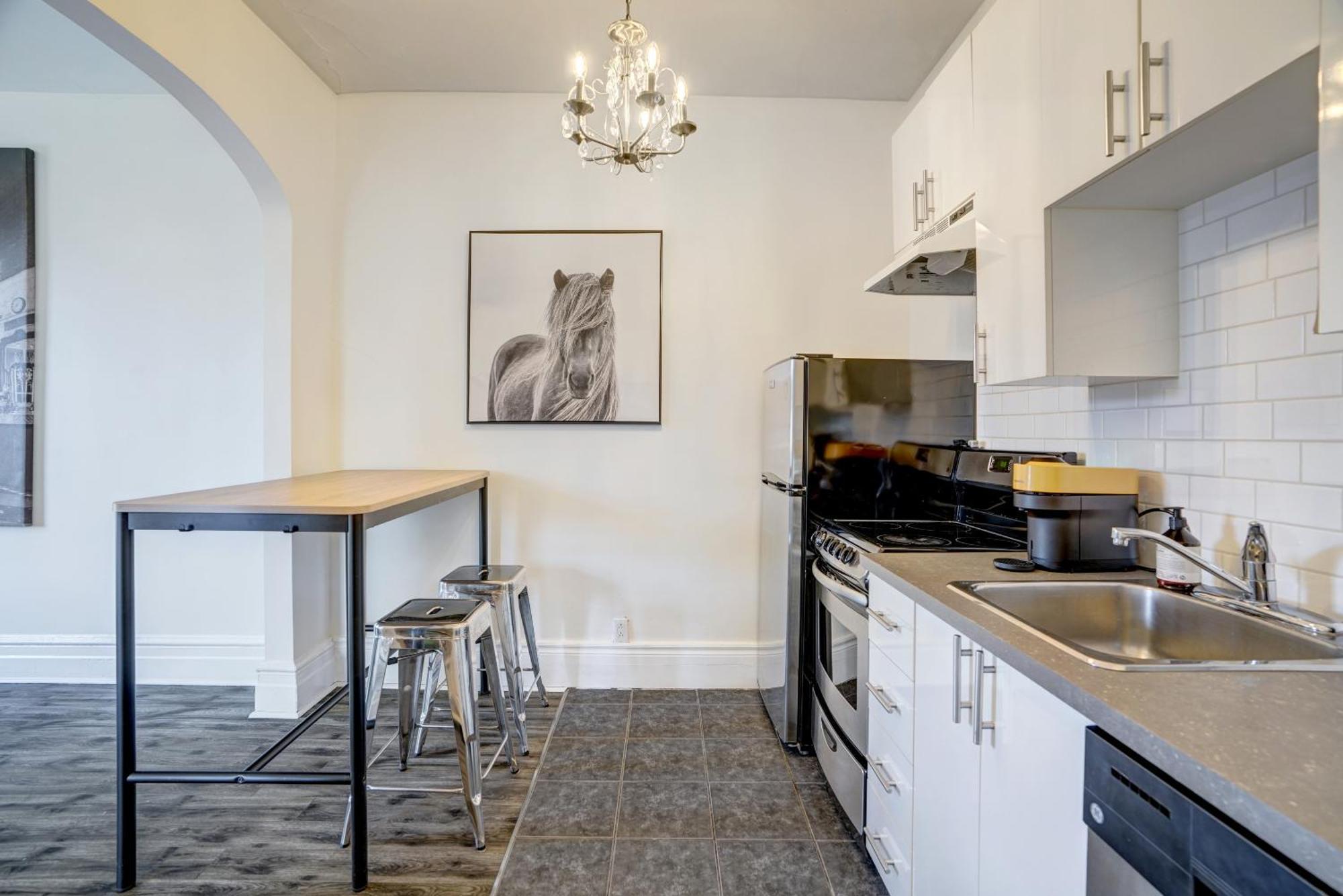 Chez Mont Royal Apartments! Монреал Екстериор снимка