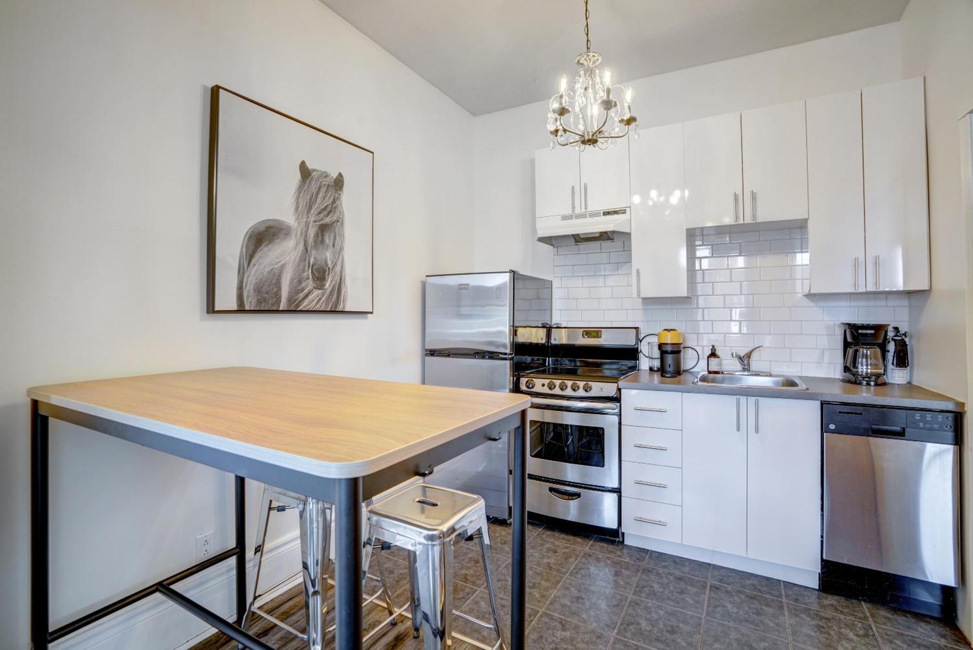 Chez Mont Royal Apartments! Монреал Екстериор снимка