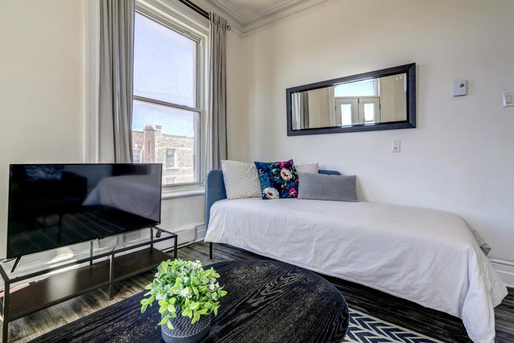 Chez Mont Royal Apartments! Монреал Екстериор снимка
