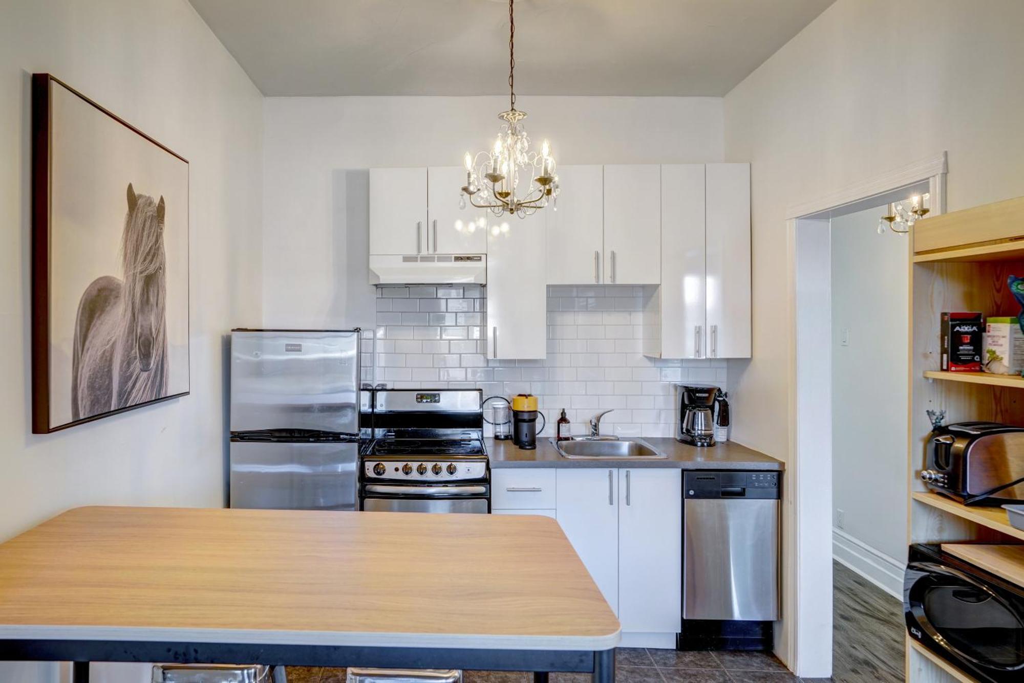 Chez Mont Royal Apartments! Монреал Екстериор снимка