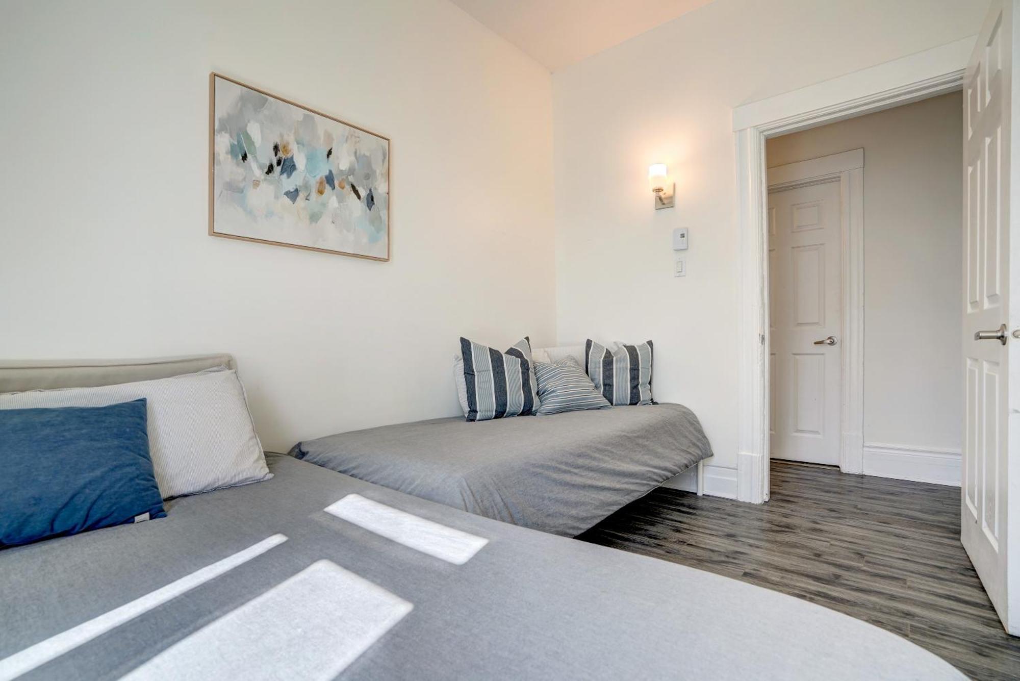 Chez Mont Royal Apartments! Монреал Екстериор снимка